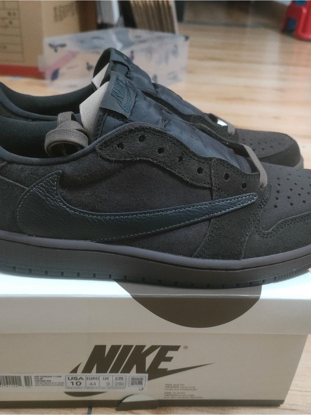 Nike Men’s Low-Top Sneakers in Black and Dark Gray